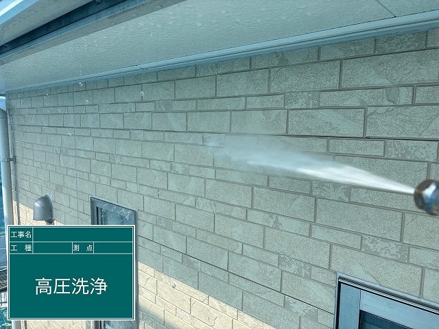 名取市で外壁塗装前の高圧洗浄から下塗りまで実施したタイル調外壁の施工
